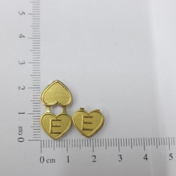AC LATÃO CORAÇÃO 11MM DUPLO PASSANTE LETRA E
