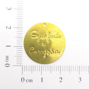 AC LATÃO REDONDO 2,5CM SEJA FORTE E CORAJOSA 1 ARG
