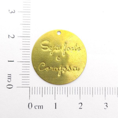 AC LATÃO REDONDO 2,5CM SEJA FORTE E CORAJOSA 1 ARG