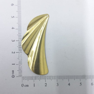 AC LATÃO ASA MARTELADA DIREITA COM FURO