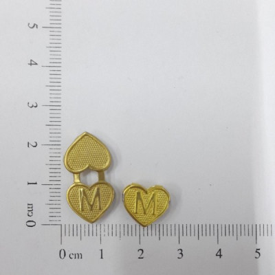 AC LATÃO CORAÇÃO 11MM DUPLO PASSANTE LETRA M