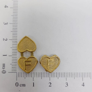 AC LATÃO CORAÇÃO 11MM DUPLO PASSANTE LETRA F